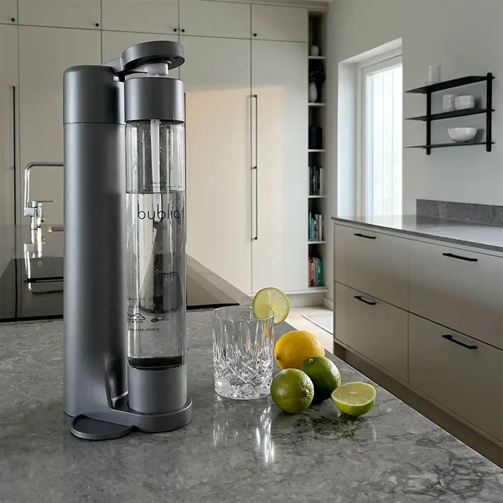 Matgrå bubliq drink carbonator på I moderne køkken på marmor bordplade