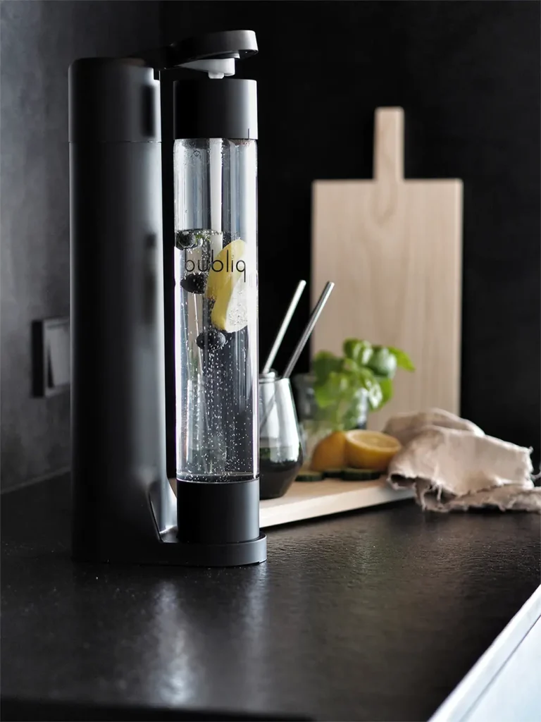 Matsort bubliq kulsyremaskine på sort granit køkkenbord