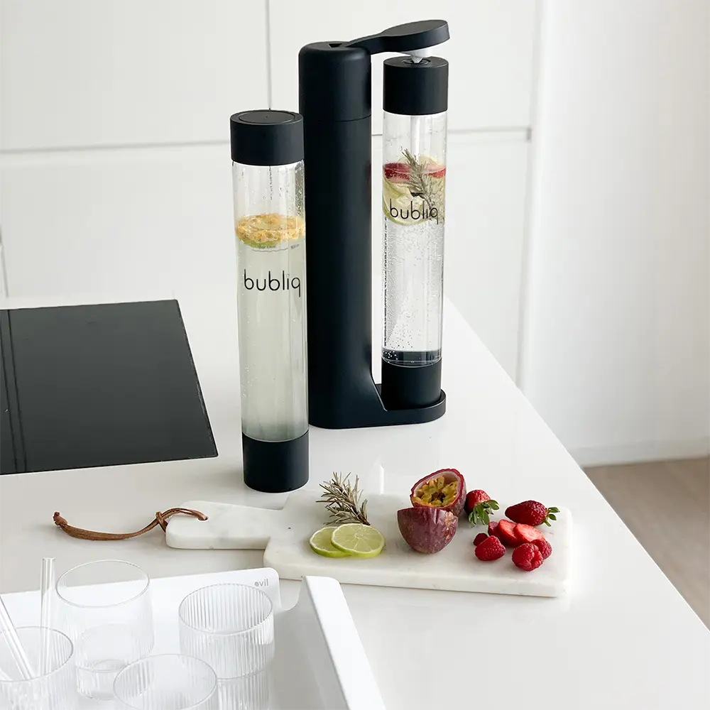 bubliq drink carbonator with fresh berries and delicious drinks in white kitchen