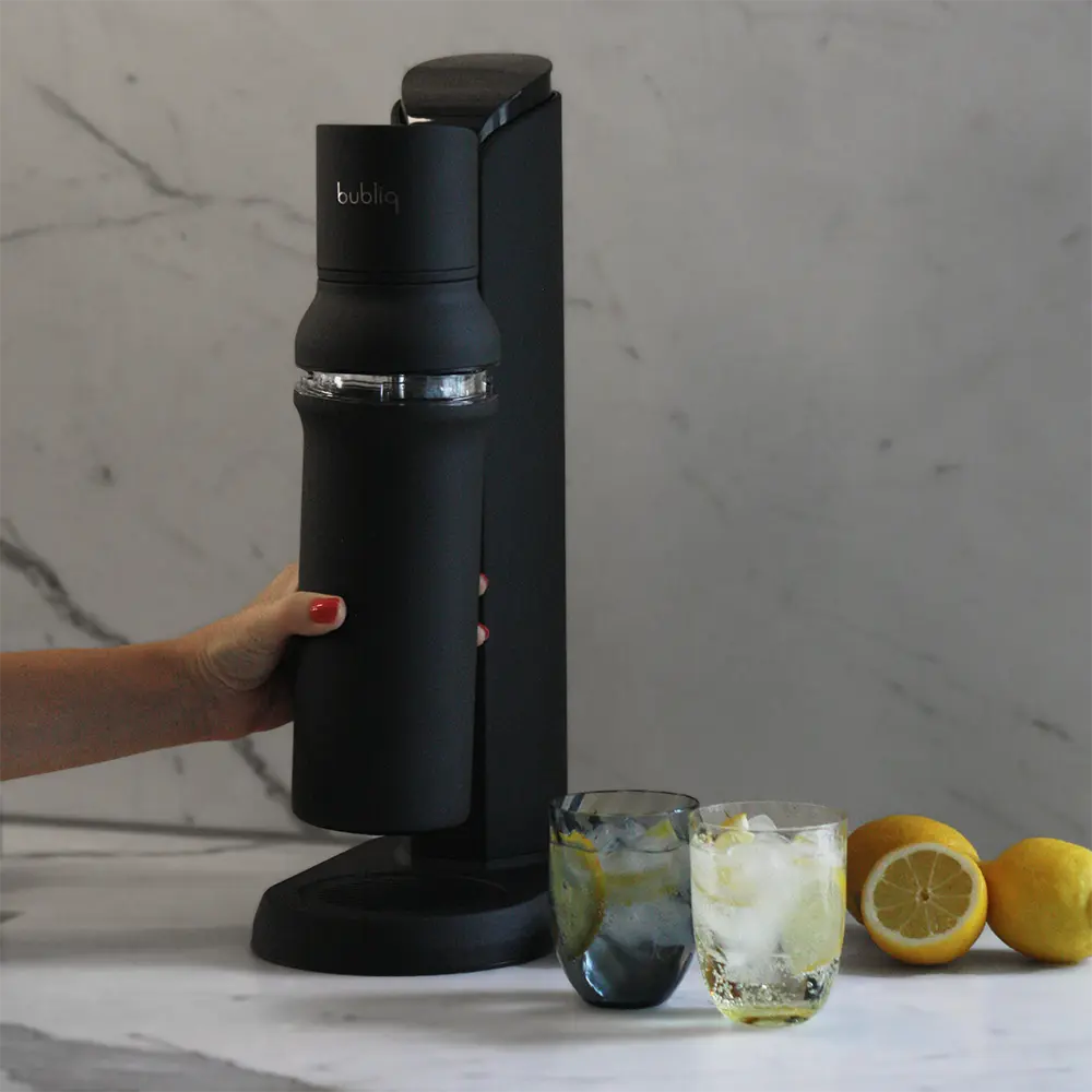 Einfache Einhand-Bedienung des bubliq Wassersprudlers mit Glasflasche