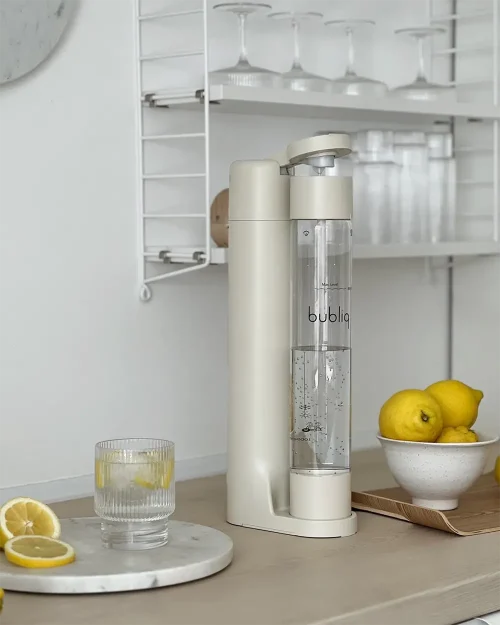 Beige sodavandsmaskine fra bubliq Beige sodavandsmaskine fra bubliq på bordet i lyst køkken